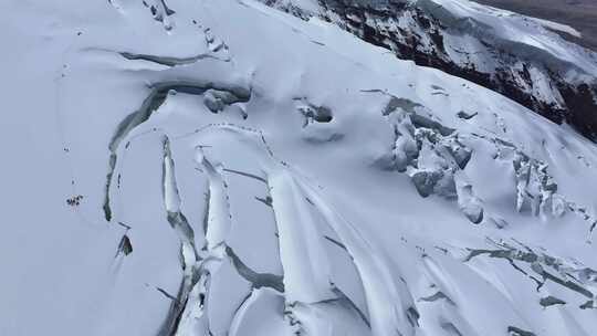 航拍冰川之父慕士塔格峰雪山的登山队