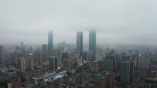 航拍长沙国金中心大楼阴雨天云雾缭绕