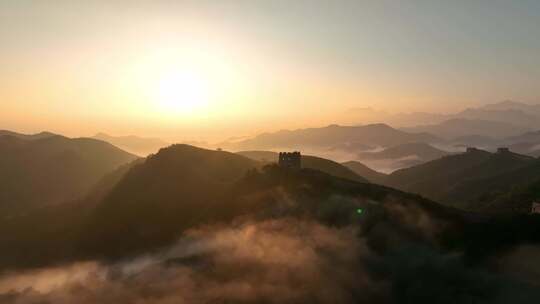 中国万里长城蟠龙山长城日出云海光束