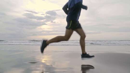 4K-男子在海滩上晨跑、海边跑步视频素材模板下载