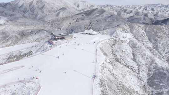 航拍内蒙古呼和浩特马鬃山滑雪场冬季雪景