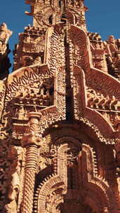 装饰错综复杂的寺庙墙壁上装饰着雕像