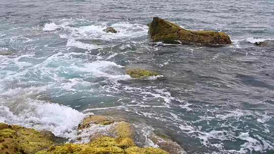 大海海浪浪花拍打礁石