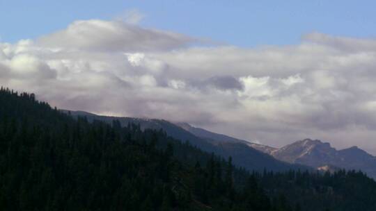 塔霍湖附近的内华达山脉上空云层翻滚