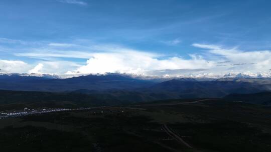 贡嘎雪山日出神山航拍