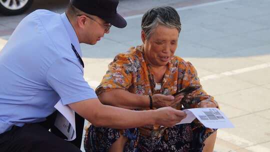 威海高区公安民警开展社区老年群众反诈宣传