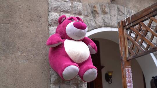 山东济南经三路，墙壁上挂满粉色草莓熊