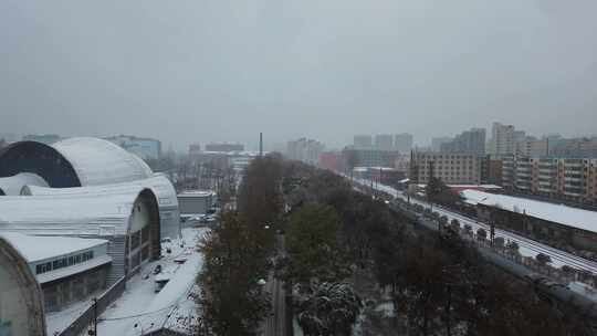 城市下雪街道航拍