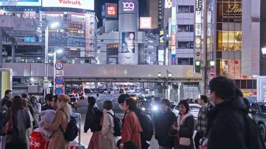 日本东京歌舞伎涉谷街道路口人流