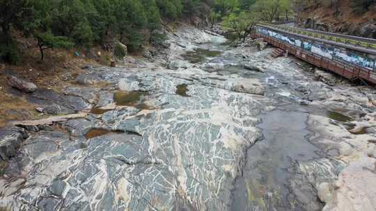 春雨滋润，泰山彩石溪桃花盛开