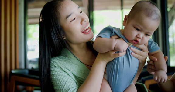 两个年轻的亚洲女人在咖啡馆里开心地和一个