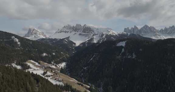 意大利南蒂罗尔雪山和森林地形的鸟瞰图。