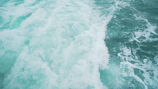 船只行驶激起的水波泡沫