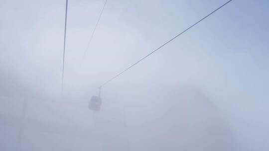 云雾中缆车空中穿行