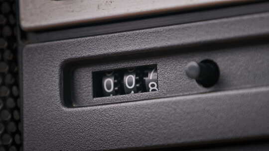 磁带甲板录音机中盒式磁带的老式机械卷轴计数器视频素材模板下载