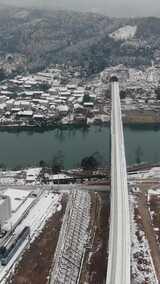 竖版航拍跨河大桥交通冬天雪景高清在线视频素材下载