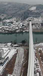 竖版航拍跨河大桥交通冬天雪景