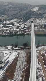 竖版航拍跨河大桥交通冬天雪景高清在线视频素材下载