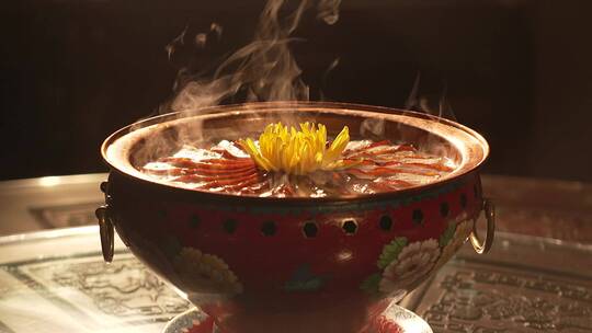 传统满族宫廷菜-菊花酸菜炉肉暖锅 高速摄影