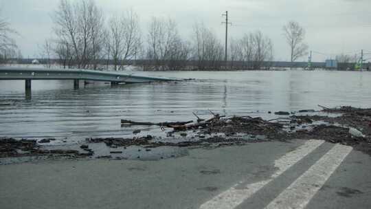 洪水下的道路