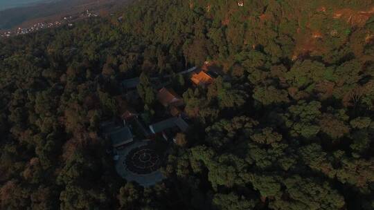 寺庙视频云南山区黄昏深藏森林中寺院视频素材模板下载