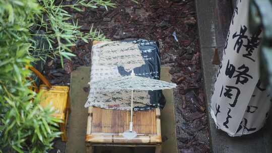 下雨天传统建筑小院子油纸伞升格慢镜头