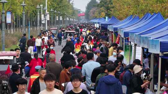 展销会热闹场景