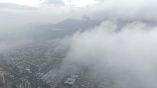 台风到来之前，泰山云雾翻腾，风起云涌