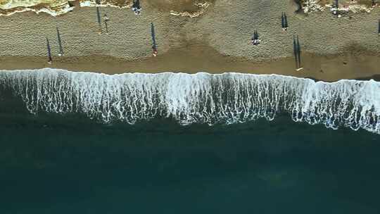 海滩波浪的无人机镜头