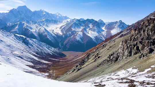 雪山山脉山峰冬季