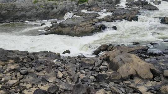 流经岩石床的河流视频素材模板下载