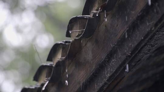 瓦房下雨雨滴