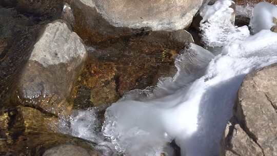 水流冲击岩石特写