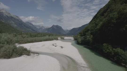 一架无人机的正面飞机在伊桑佐湖上空飞行，