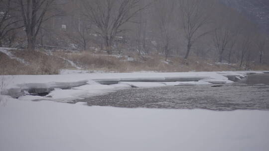 雪季河流在结冰的河岸转弯全景4k50帧灰片