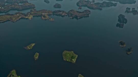 高清航拍湖泊唯美风景黑龙滩小岛