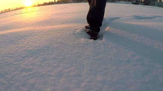 特写在厚厚的积雪里行走视频素材模板下载