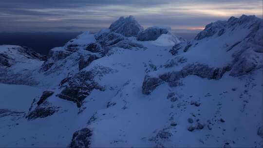 夜间空中游览挪威的雪山