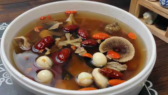 碗装八珍菌菇养生汤特写