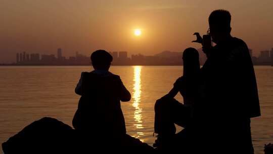 海边看夕阳的人物背影剪影