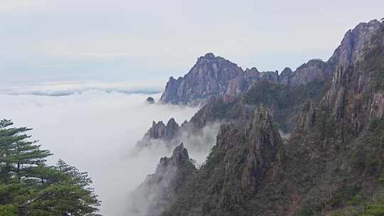 黄山云海缭绕的山峦景色