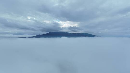 江西省九江市大雾上方的庐山航拍视频