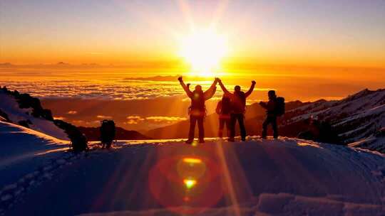 雪山之巅团队协作攀登拼搏企业精神