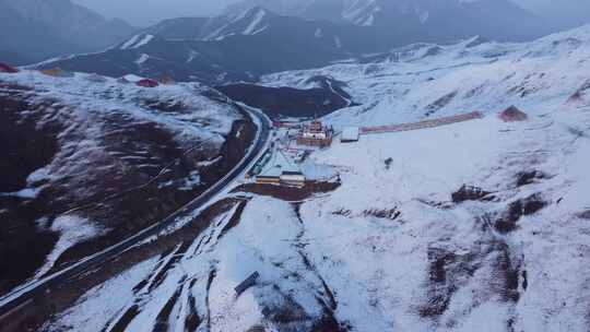 青海海南拉脊山道路雪山航拍视频