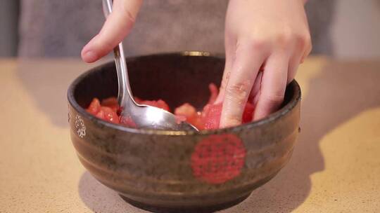 烫西红柿去皮熬番茄酱视频素材模板下载