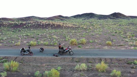 骑手在西部空旷的公路上骑摩托车