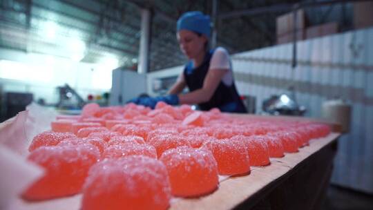 工人在生产果冻