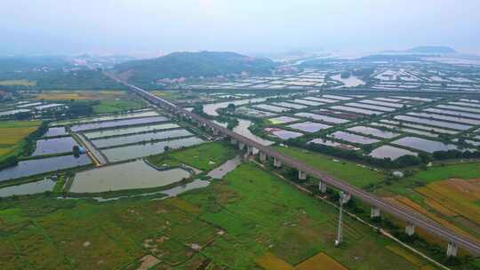 田野间的高铁线路航拍风光