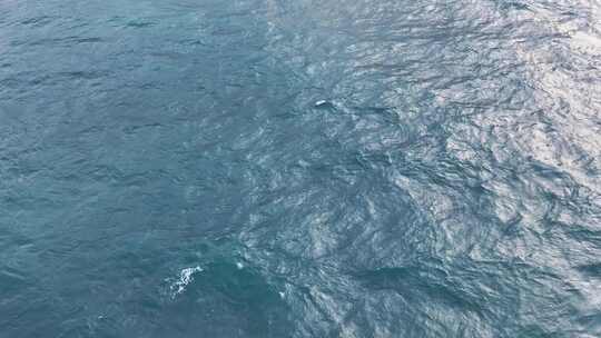 俯瞰泰国普吉岛美丽海平面波光粼粼的海水