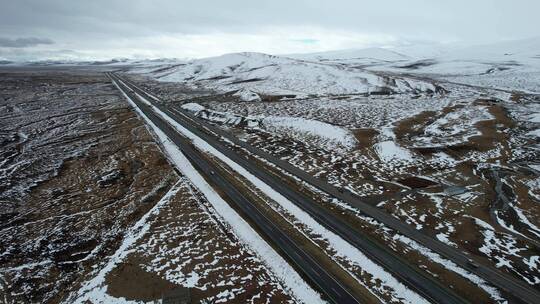 青海玉树共玉高速雪原公路自然风光